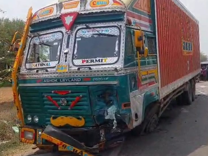 ओवरटेक करते समय कार सामने से आ रहे ट्रक से जा टकराई।