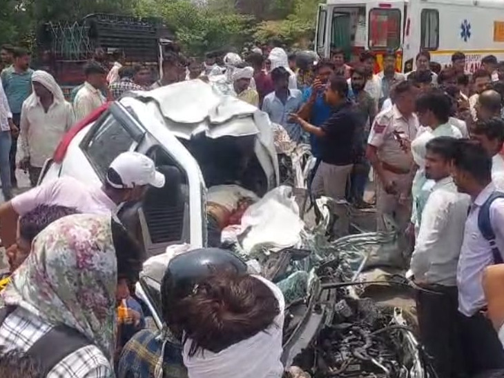 हादसे के बाद मौके पर लोग जुट गए, जिन्होंने पुलिस के खिलाफ नाराजगी जाहिर की।