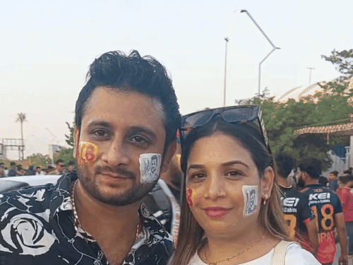 फैंस ने अपने चेहरे पर RCB और विराट के पोस्टर लगाए हैं।