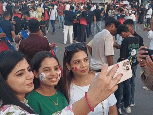 इकाना स्टेडियम के बाहर सेल्फी खिंचवाती फैंस।
