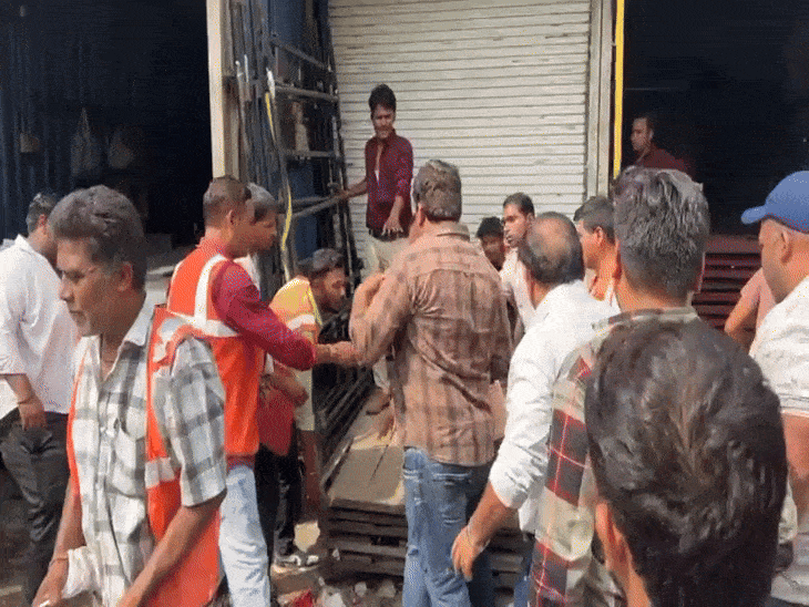 कार्रवाई के दौरान कुछ लोगों ने इसका विरोध भी किया, लेकिन टीम ने सामान जब्त कर लिया।