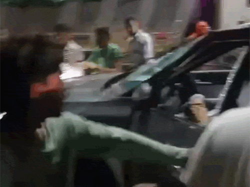 लोगों ने गुस्से में कार ड्राइवर की लात-घूंसों से जमकर पिटाई कर दी।