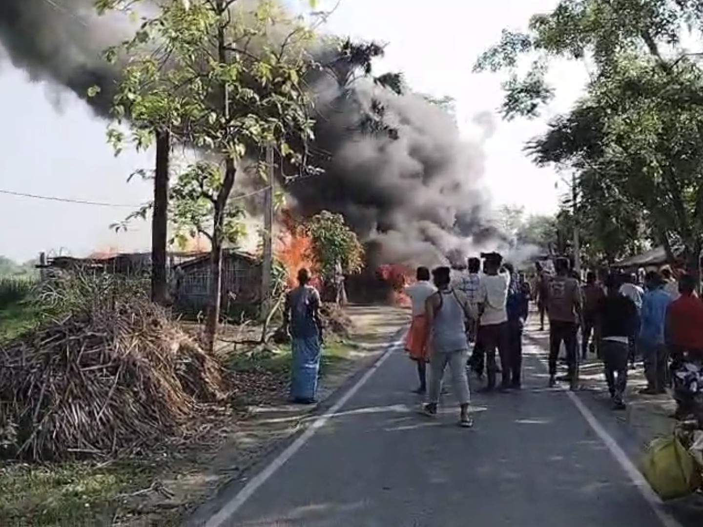Fire Rickshaw E-rickshaw and bike collide huge fire breaks out in bagaha | ई-रिक्शा ...