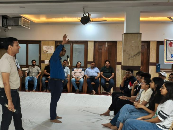 कार्यक्रम के मुख्य वक्ता के रूप में श्री रितेश जैन ने स्टूडेंट्स को एजुकेशनल ट्रिक्स बताईं।