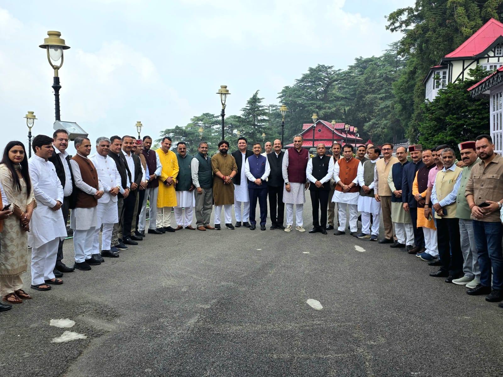 राज्यपाल से मिलने राजभवन पहुंचे भाजपा नेता