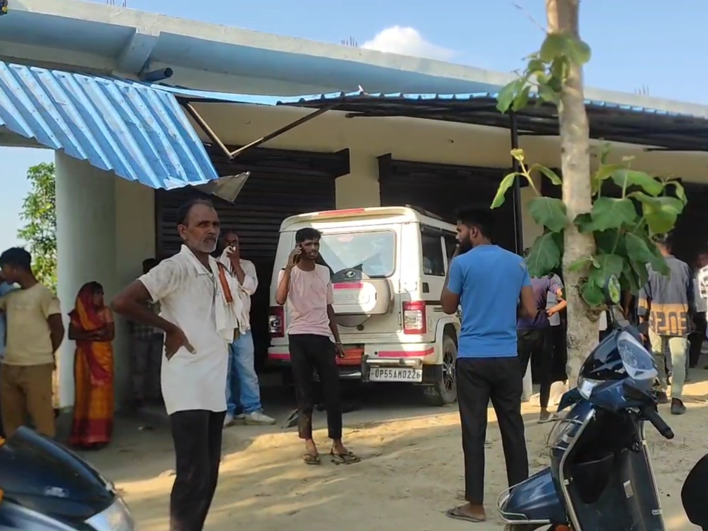 Bolero entered the shop in Campierganj | कैंपियरगंज में दुकान में घुसी ...