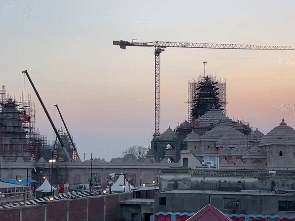 तस्वीर 26 मई की है। राम मंदिर का निर्माण काम आखिरी चरणों में चल रहा।