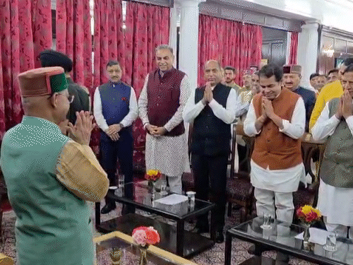 राज्यपाल शिव प्रताप शुक्ल से राजभवन में मुलाकात करते हुए भाजपा नेता