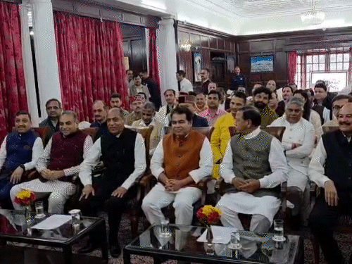 हिमाचल गवर्नर से राजभवन में मुलाकात करते भाजपा नेता