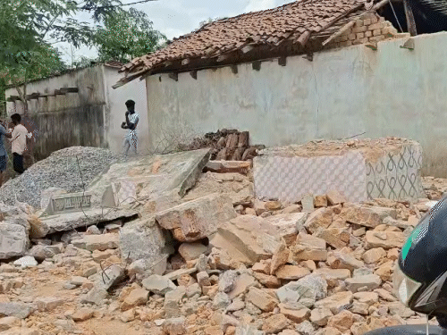 इस मंदिर को निर्मल सारथी ने तब बनवाया गया था, अब उसी तोड़ दिया है।