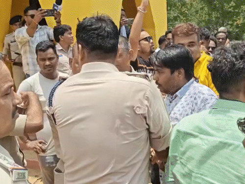 पुलिस की समझाइश के दौरान हिन्दू संगठन के लोगों के बीच झड़प हो गई।