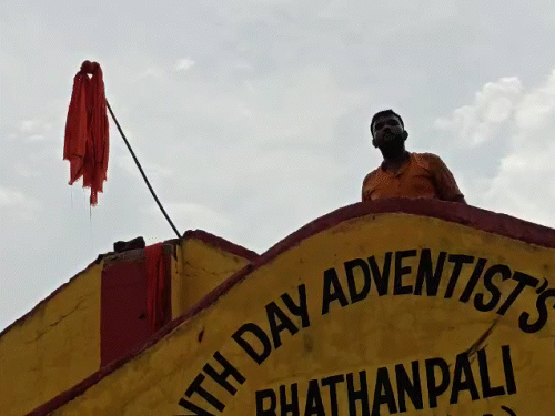 हिंदू संगठन ने चर्च का क्रास तोड़कर भगवा गमछा लगाया।