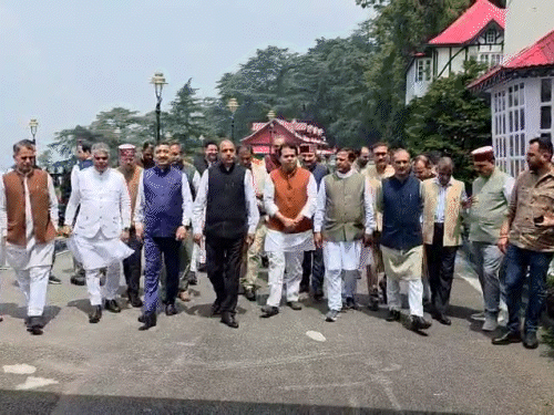 राज्यपाल से मिलने के लिए राजभवन जाते हुए भाजपा नेता