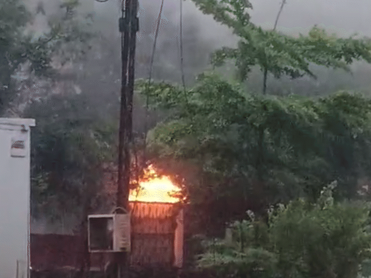 Fire breaks out in a cotton factory near Tata Steel | इंदौर में टाटा स्टील  के पास रूई फैक्ट्री में आग: शाम से काबू करने में जुटी फायर ब्रिगेड की टीम,  आग