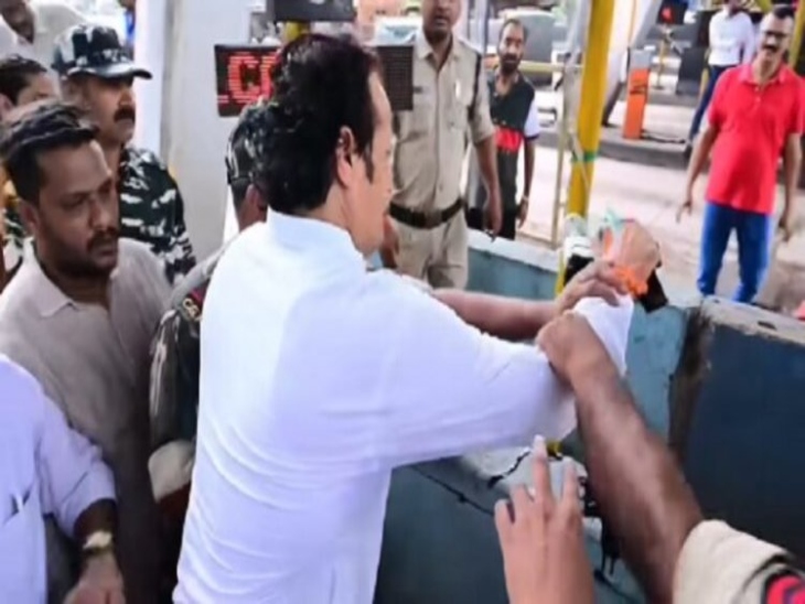 सीसीटीवी कैमरे पर कालिख पोतते विकास उपाध्याय।