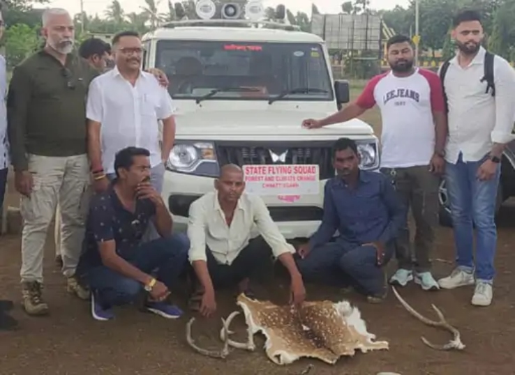 विधानसभा रोड में आरोपियों के साथ उन्हें पकड़ने वाली टीम।