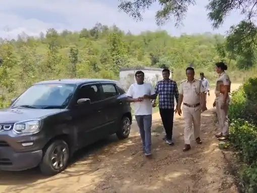 झारखंड सीमा से लगे सुंदरगढ़ जिले के बलगांव थाना क्षेत्र में नक्सलियों ने 5000 किलोग्राम बारूद लूट लिया है।