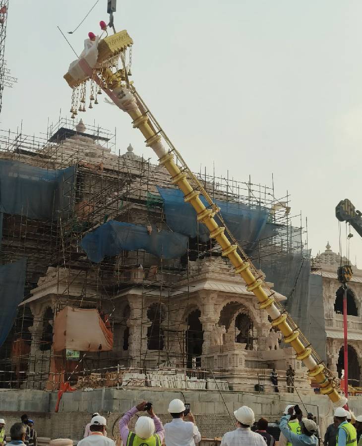 29 अप्रैल को ध्वज दंड स्थापित किया गया था।