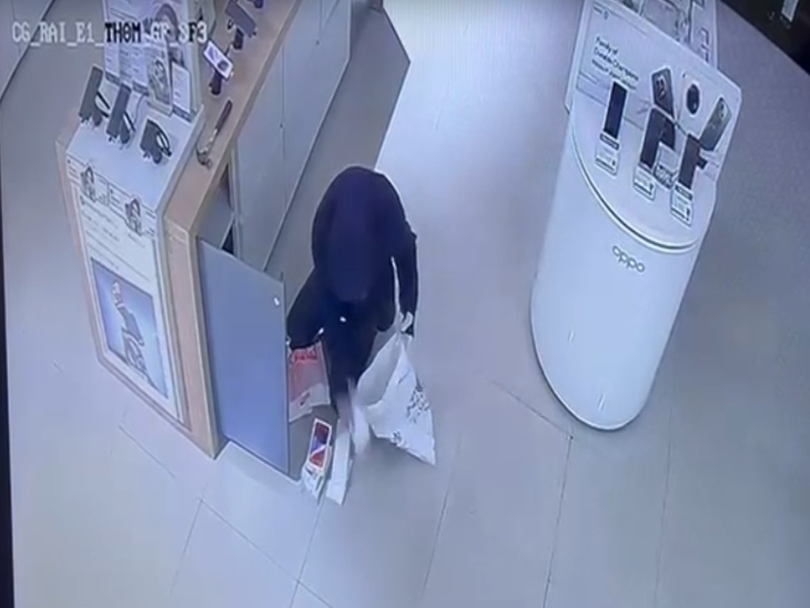 आईफोन चोरी करते सीसीटीवी में कैद हुआ चोर।