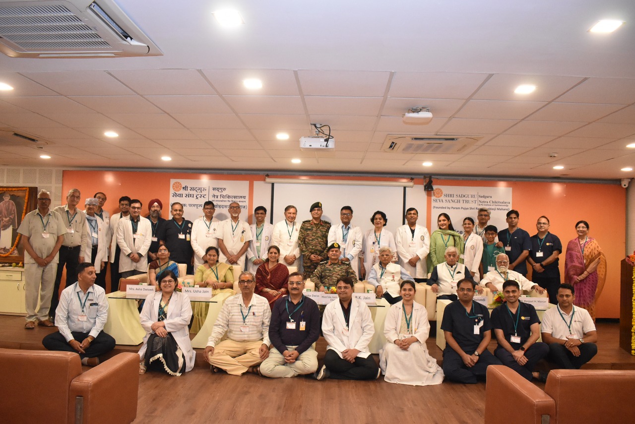 The army chief took photographs with doctors and employees.