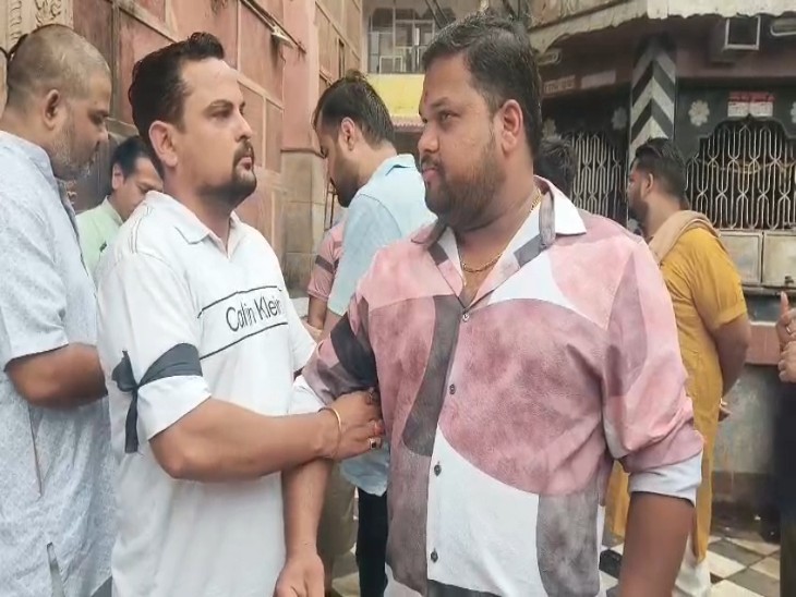 काली पट्टी बांधकर प्रदर्शन करते गोस्वामी