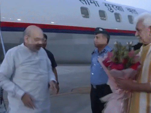 Union Home Minister Amit Shah reached Jammu on Thursday evening. Lieutenant Governor Manoj Sinha welcomed him at the airport. - Dainik Bhaskar