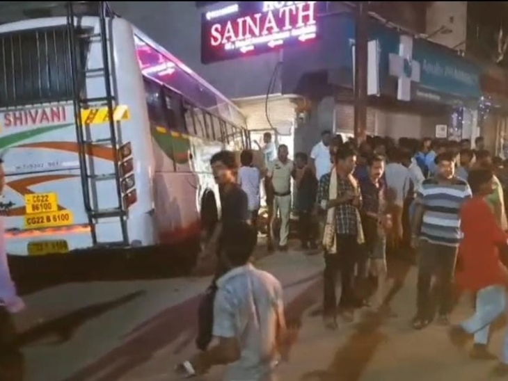 घटना के बाद लोगों की भीड़ जमा हो गई।