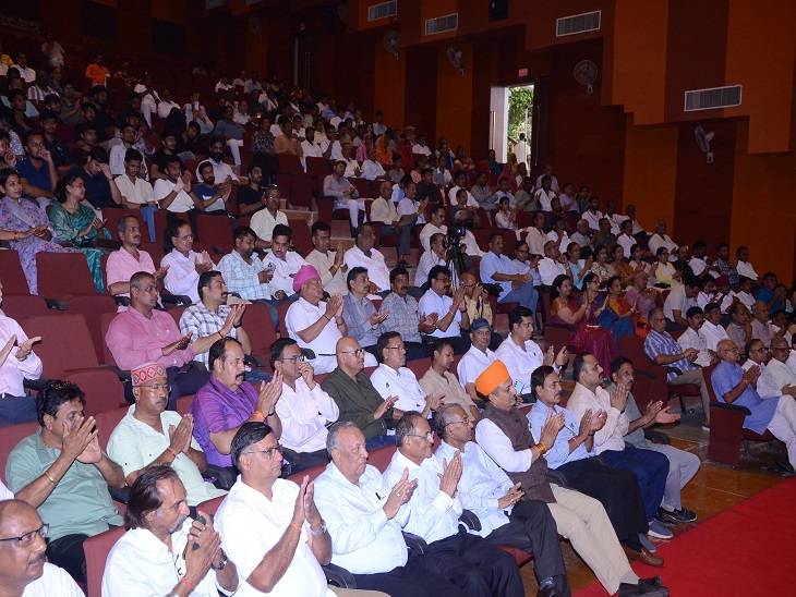 संगोष्ठी में शामिल प्रबुद्धजन