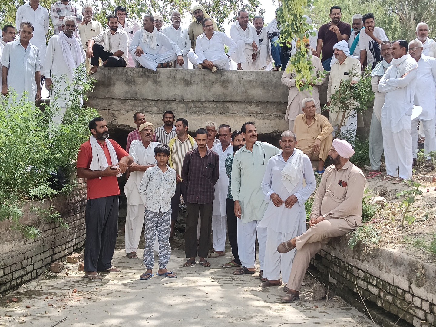 कालूआना माइनर पर विरोध करते ग्रामीण।