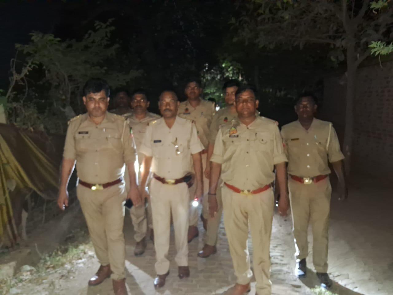 दिन और रात में एक टीम कर रही गांव में ड्यूटी।