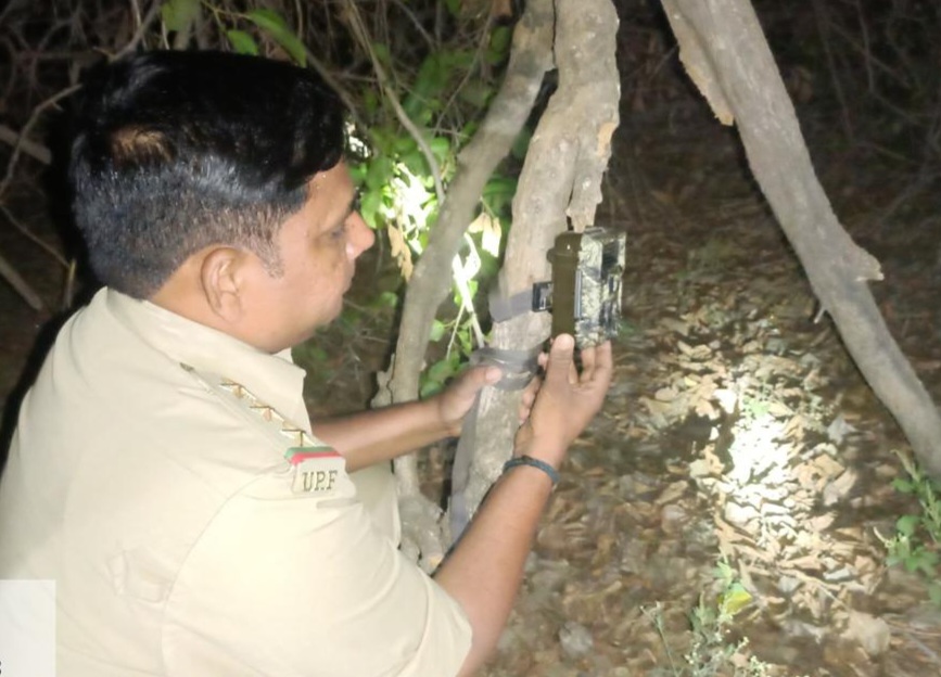 जहां भी गांव वाले तेंदुआ दिखने का दावा कर रहे वहां कैमरा लगाया जा रहा।