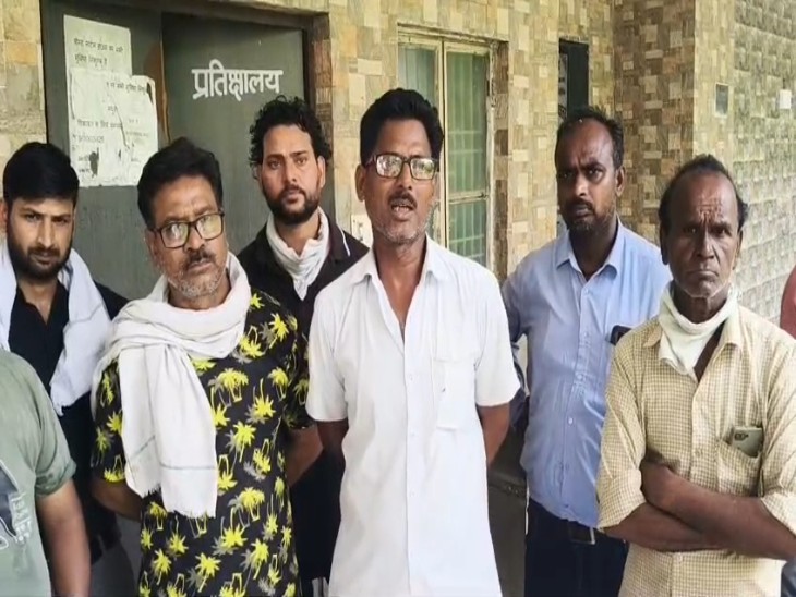 आकाश के परिजनों ने कहा कि वह 4 फीट पानी में कैसे डूब गया