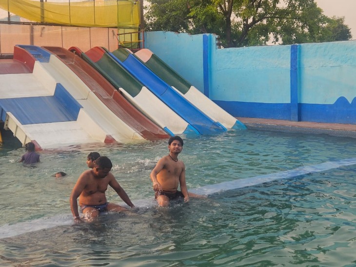 स्विमिंग पूल में नहाने के दौरान आकाश डूब गया