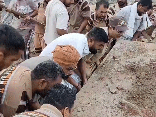 मौके से मलबे को हटाते हुए लोग।