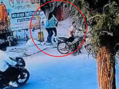 रेवाड़ी में जापानी कंपनी के अधिकारी दिग्विजय पर हमला करते बदमाश। - Dainik Bhaskar