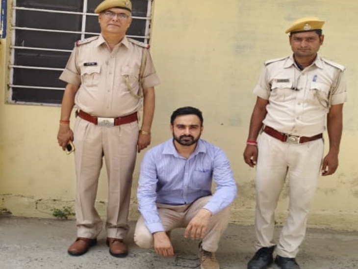 पुलिस की गिरफ्त में देवेंद्रपाल। यह उत्तर प्रदेश के प्रयागराज जिले के बमरोली गांव का रहने वाला है।