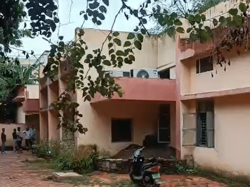 The lovers consumed poison | इंदौर में प्रेमी युगल ने जहर खाया, दोनों की मौत:  एमवाय अस्पताल में हंगामा, परिवार और युवक के बीच शादी को लेकर विवाद के आरोप  ...