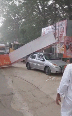 कानपुर में PM मोदी की जनसभा के गेट बनाए गए थे। तेज आंधी में यह गेट ढह गए। हालांकि इनकी चपेट में कोई नहीं आया है।