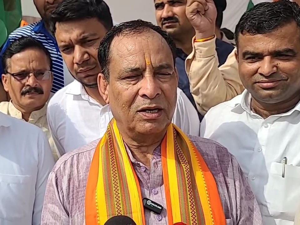 गोहाना में पत्रकारों से बातचीत करते हुए मोहन लाल बड़ौली। - Dainik Bhaskar