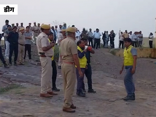 डीग तहसील कार्यालय में हवाई हमले की मॉक ड्रिल की गई। शाम 6 बजे कंट्रोल रूम को सूचना दी गई कि हवाई हमला हो गया है। इसके बाद प्रशासन तुरंत एक्शन में आया।