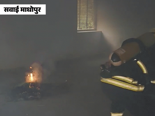 सवाई माधोपुर में मानटाउन गवर्नमेंट गर्ल्स स्कूल पर हवाई हमले की मॉक ड्रिल की गई। फायर ब्रिगेड ने आग पर काबू पाया और घायलों को बाहर निकाला।