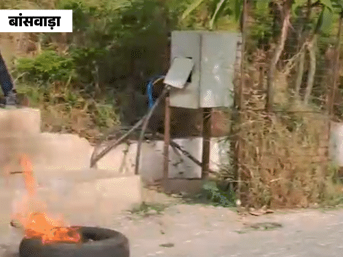 बांसवाड़ा में कागदी डैम पर ड्रोन अटैक की मॉक ड्रिल हुई। यहां ब्लास्ट में कई लोग घायल हो गए, जिनको बचाव दलों ने अस्पताल पहुंचाया।