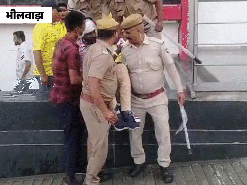 भीलवाड़ा में रिलायंस मॉल पर एयर स्ट्राइक की मॉक ड्रिल हुई। ड्रोन हमले से आग लगी तो फायर ब्रिगेड ने तुरंत पहुंचकर उसे बुझाया। पुलिसकर्मियों ने घायलों को उठाकर बाहर निकाला।