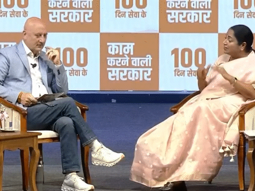 दिल्ली सरकार के '100 दिन सेवा के' कार्यक्रम में अभिनेता अनुपम खेर पहुंचे थे। उन्होंने दिल्ली की सीएम रेखा गुप्ता से सवाल-जवाब किए। - Dainik Bhaskar