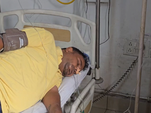 पीड़ित शख्स मेडिकल कॉलेज अस्पताल में भर्ती है।