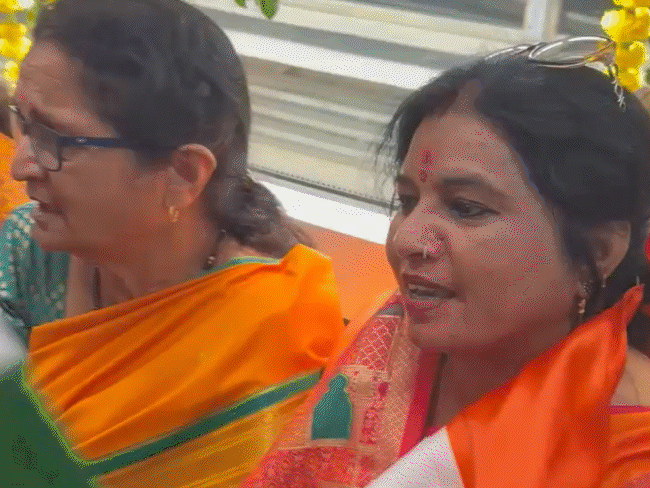 इंदौर मेट्रो में पहले दिन महिलाओं ने सफर किया।