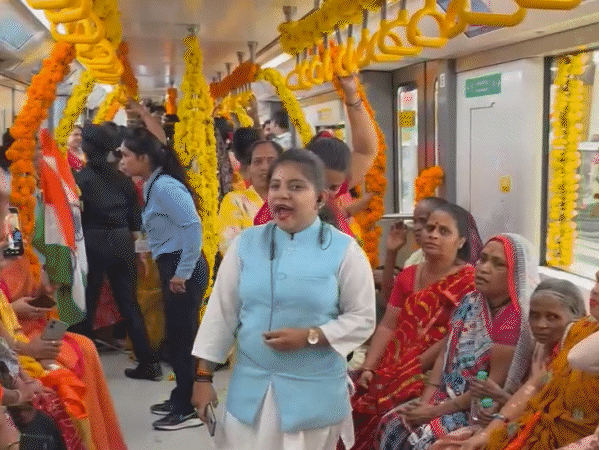 मेट्रो में महिलाओं ने तिरंगा लेकर भारत माता की जय के नारे लगाए।