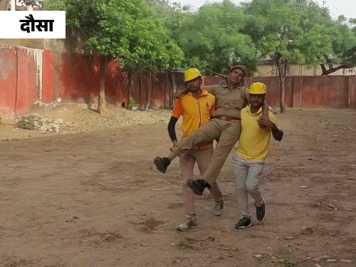 दौसा में होमगार्ड ऑफिस में बम ब्लास्ट की मॉक ड्रिल की गई। बचाव टीमों ने घायलों को कंधे पर उठाकर बाहर निकाला।