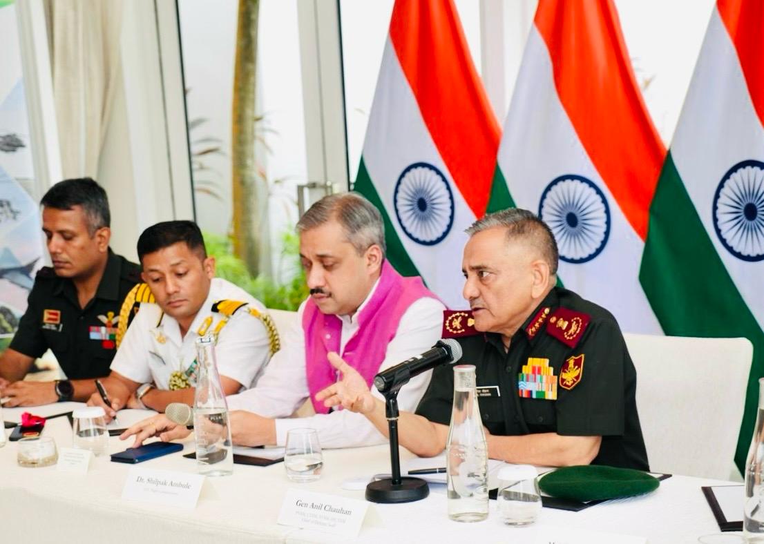 शांगरी-ला डायलॉग के दौरान जनरल चौहान ने जापान, फ्रांस, जर्मनी, ब्रिटेन, यूरोपीय संघ और कई अन्य देशों के रक्षा अधिकारियों से मुलाकात की।