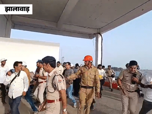 झालावाड़ में कालीसिंध बांध पर ड्रोन अटैक की मॉक ड्रिल की गई। इस दौरान मौके पर एक वास्तविक आपात स्थिति बन गई। अधिकारियों और कर्मचारियों पर मधुमक्खियों ने हमला कर दिया।